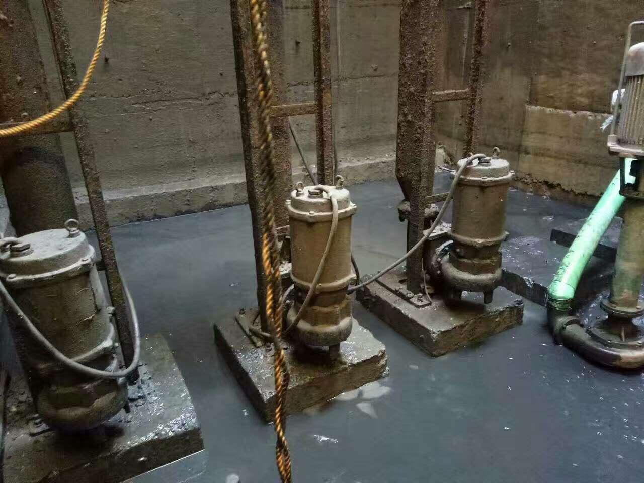 嘉陵污水池清理